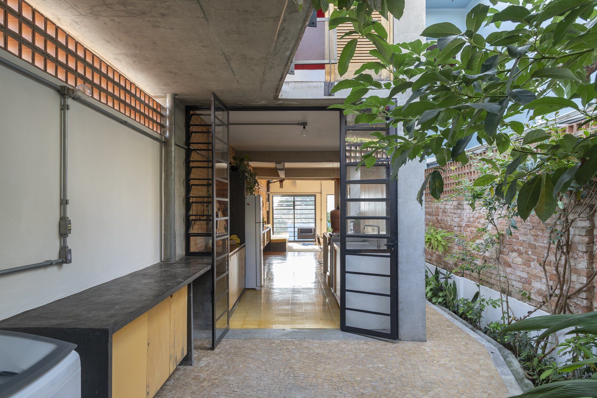 Uma casa com cozinha e máquina de lavar no quintal.