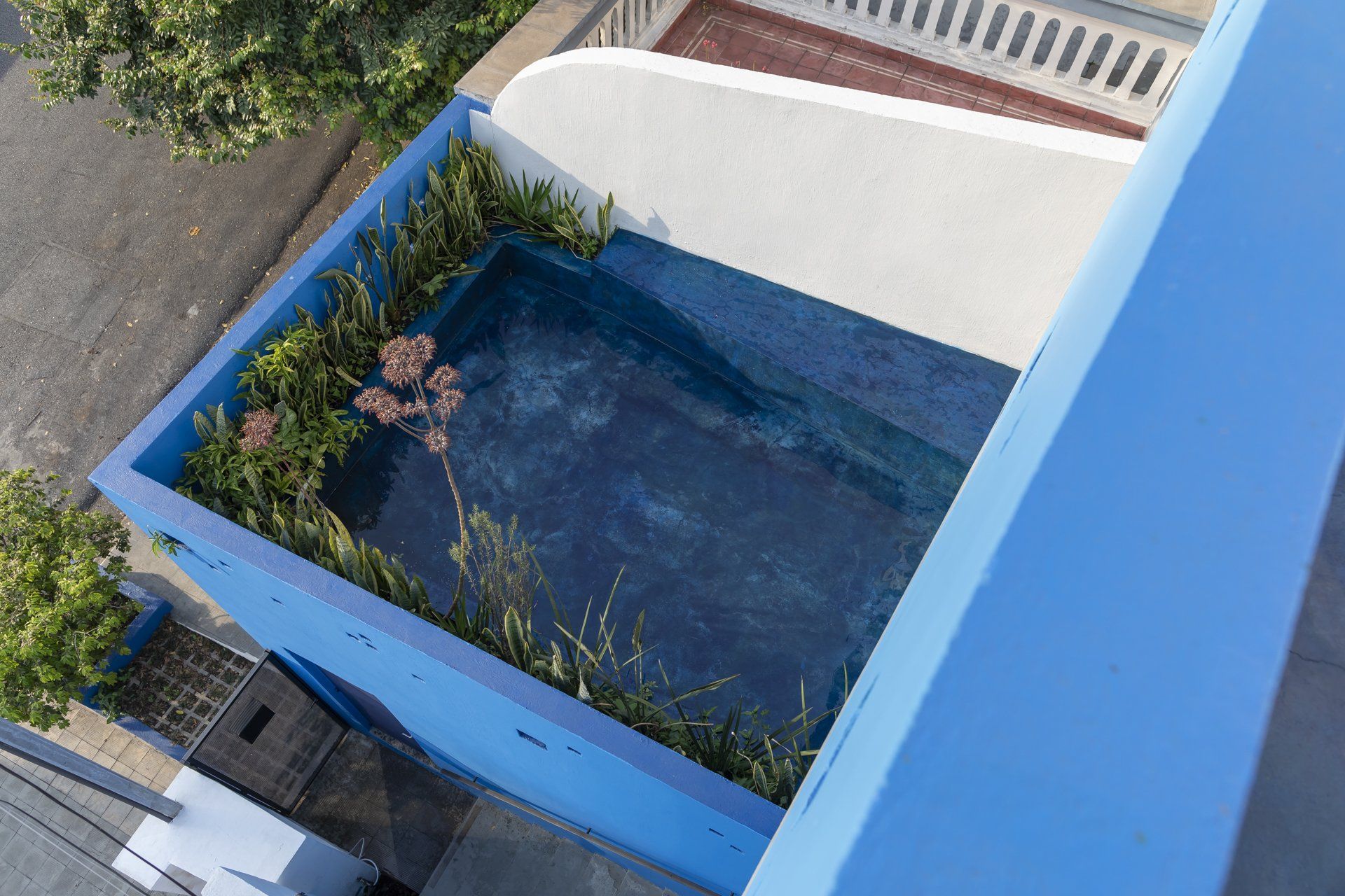 Uma vista aérea de uma piscina no telhado de um edifício.