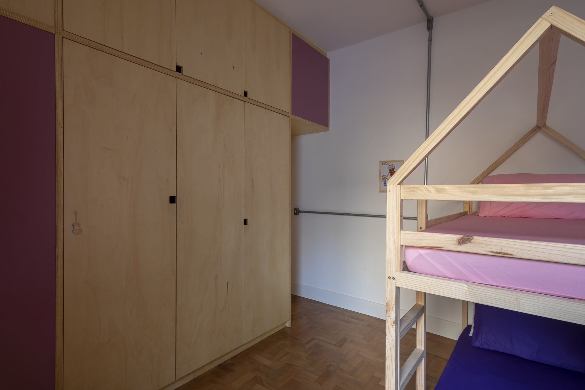 Um quarto com beliche em forma de casa