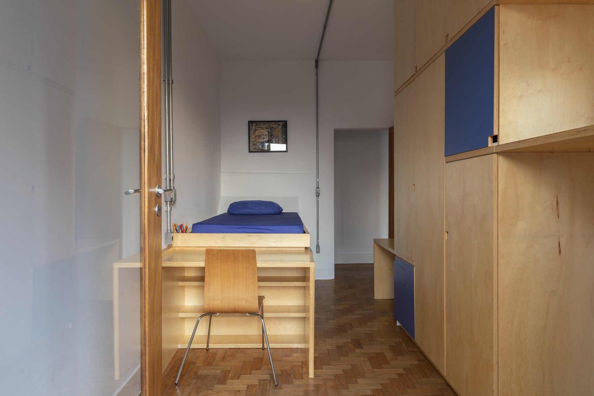 Um quarto com uma cama e uma cadeira