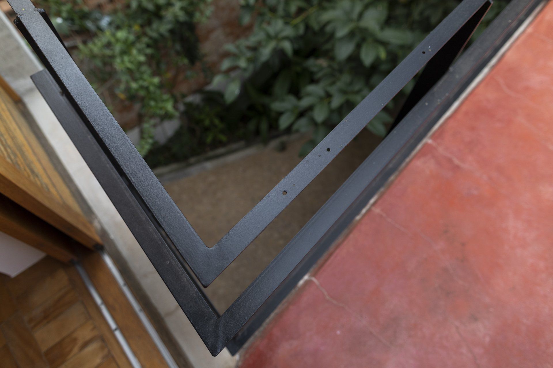 Um close de uma janela com moldura preta