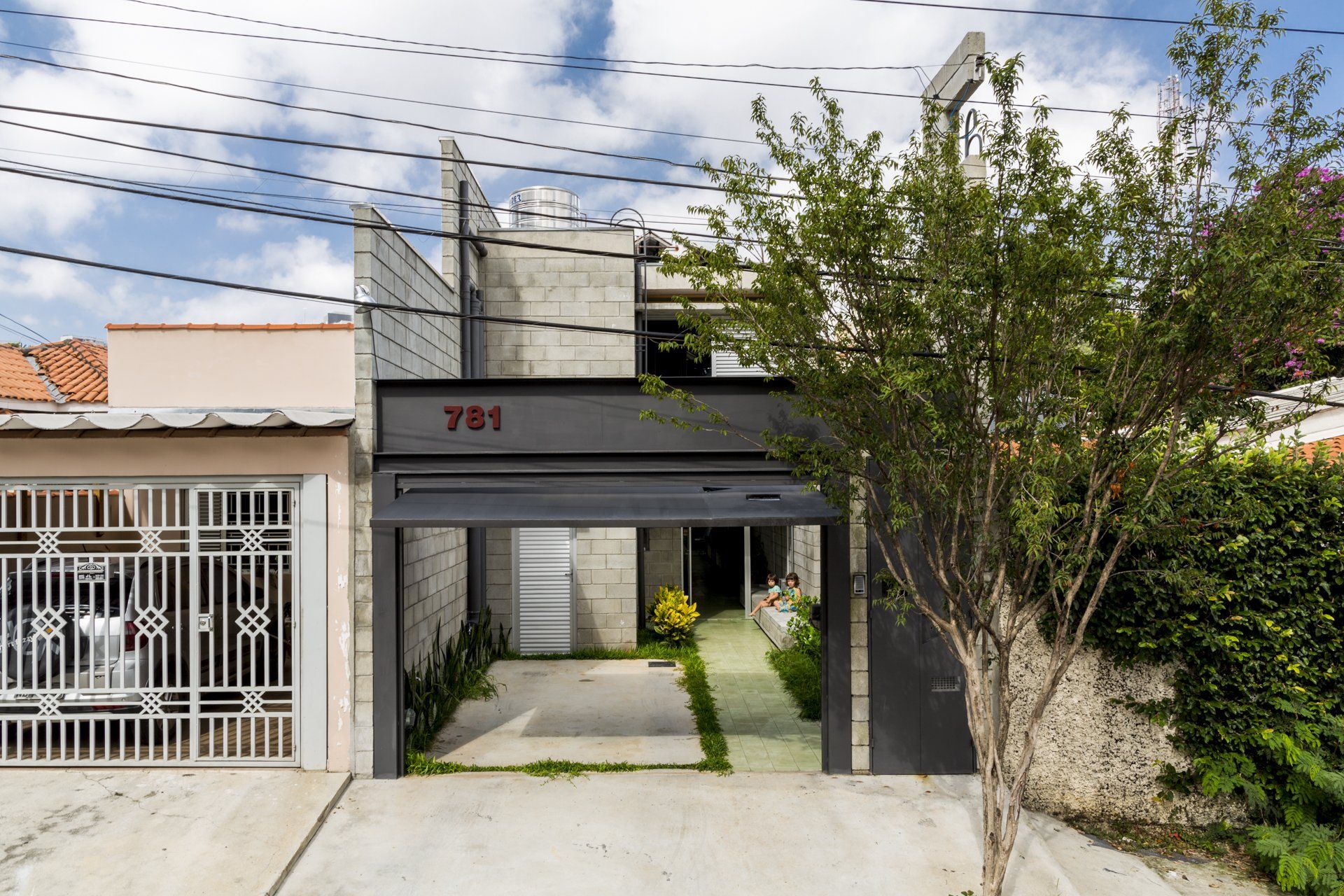 Uma casa com o número 781 na frente