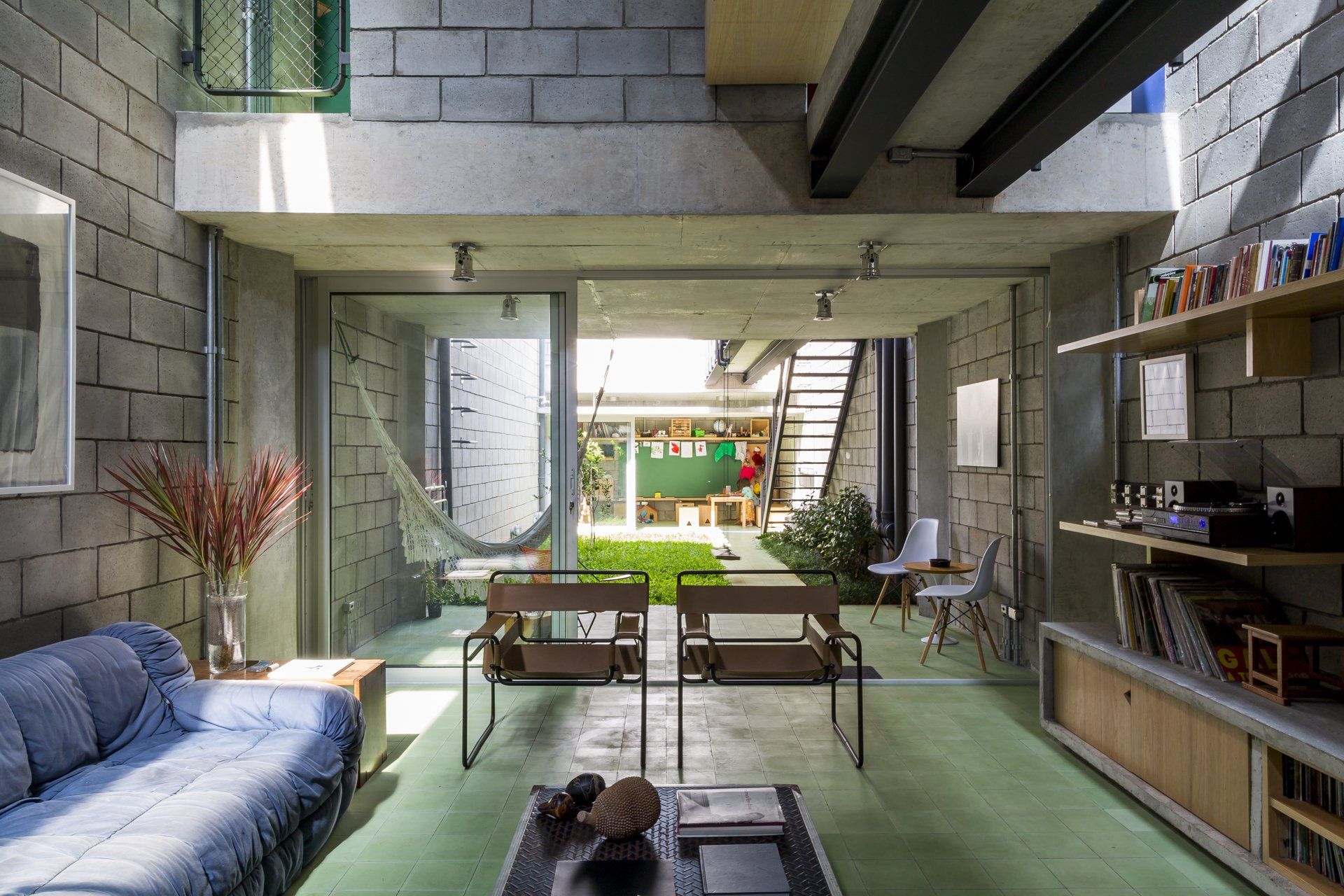 Uma sala de estar com sofá, cadeiras e mesa.