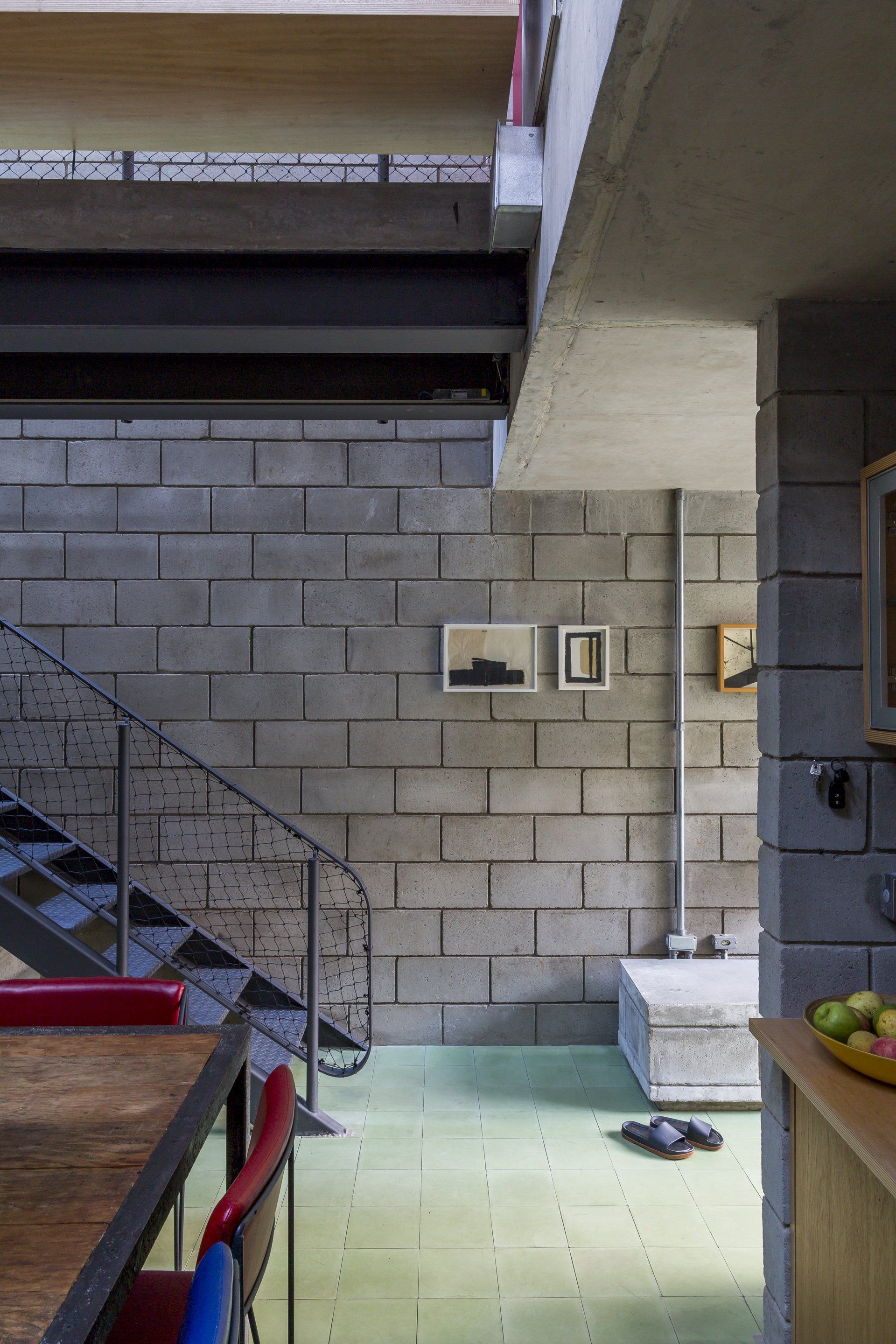 Uma cozinha com escada e parede de tijolos.