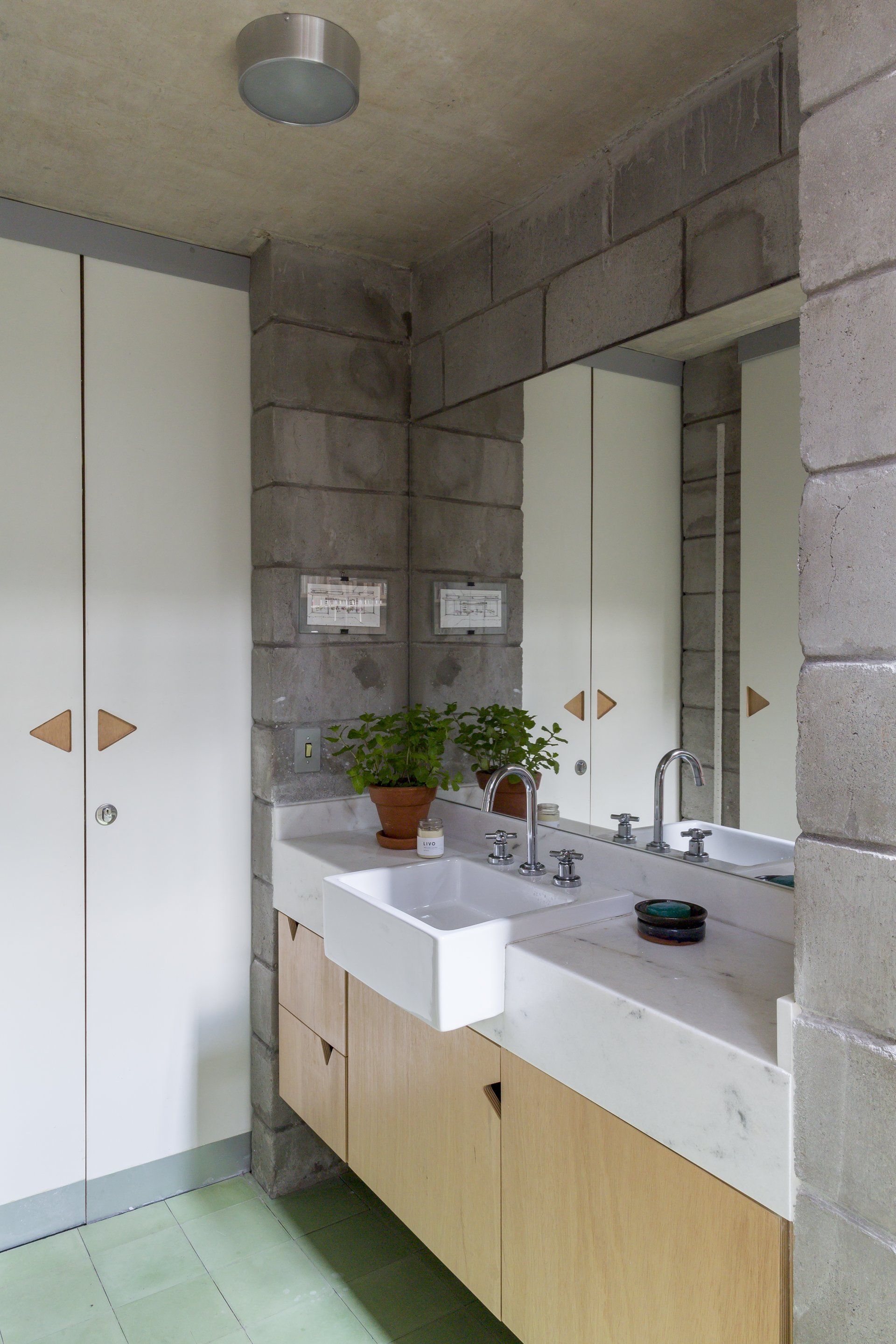 Um banheiro com duas pias e espelho.