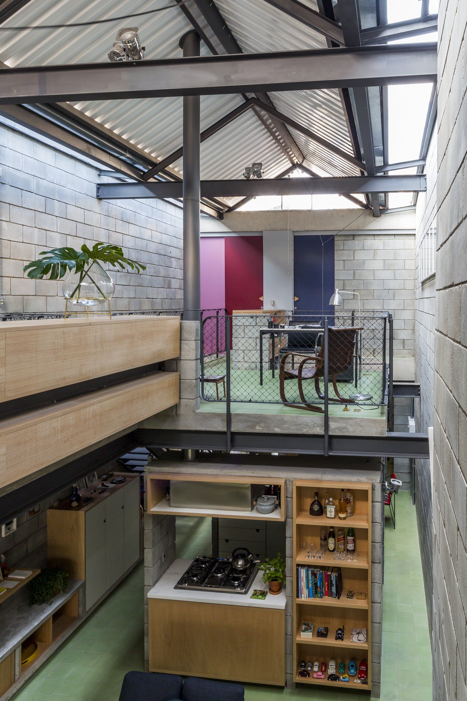 Vista de uma cozinha do segundo andar de uma casa.