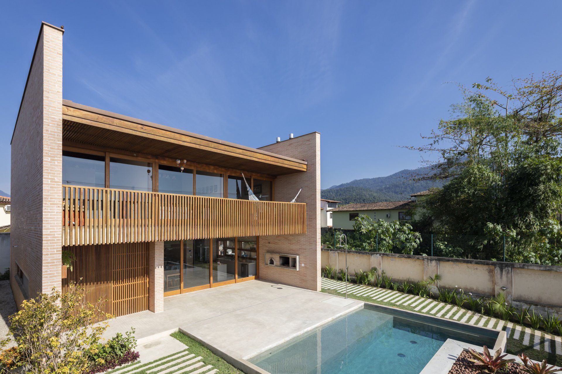 Uma casa grande com piscina na frente