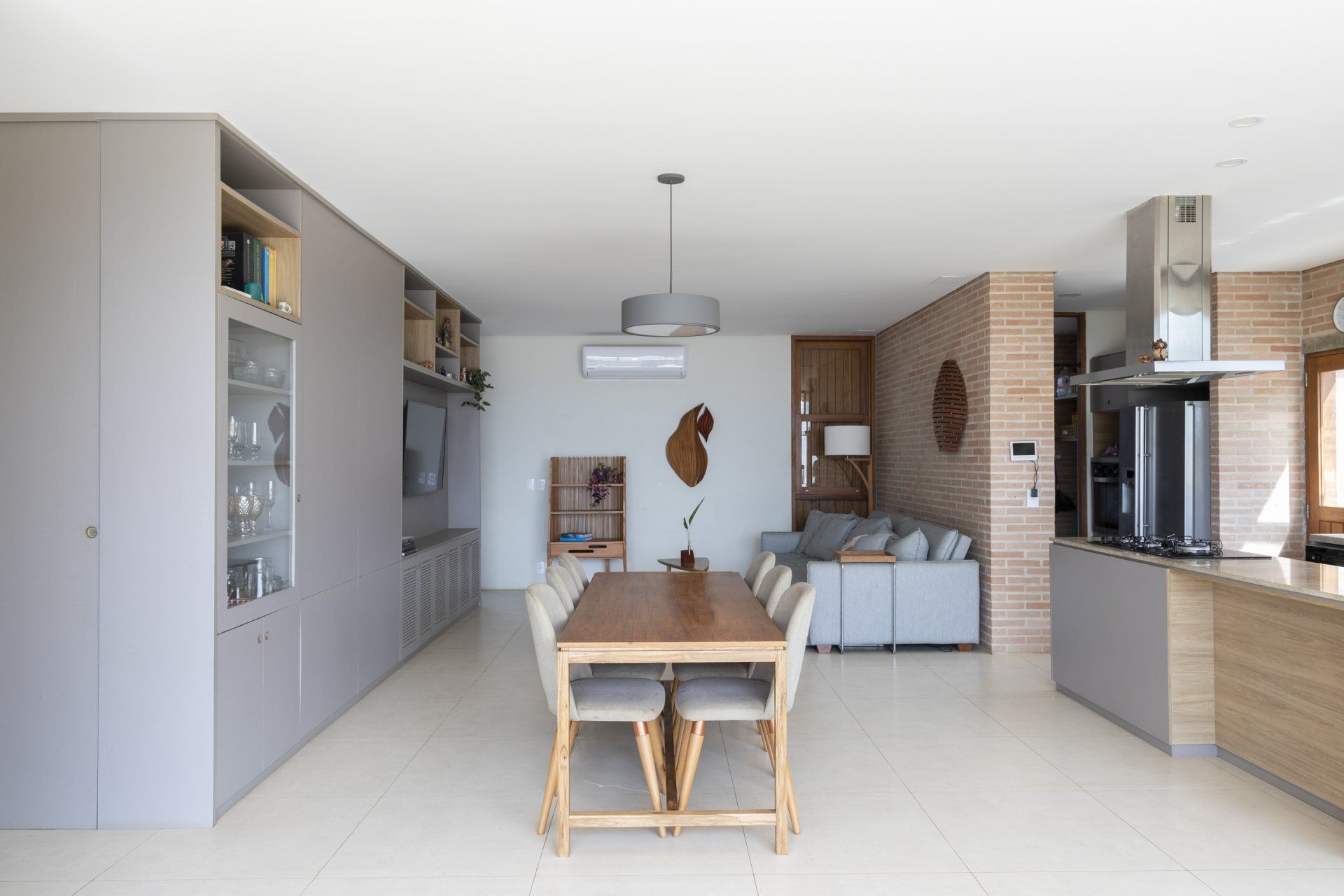 Há uma mesa de jantar e cadeiras no meio da sala.