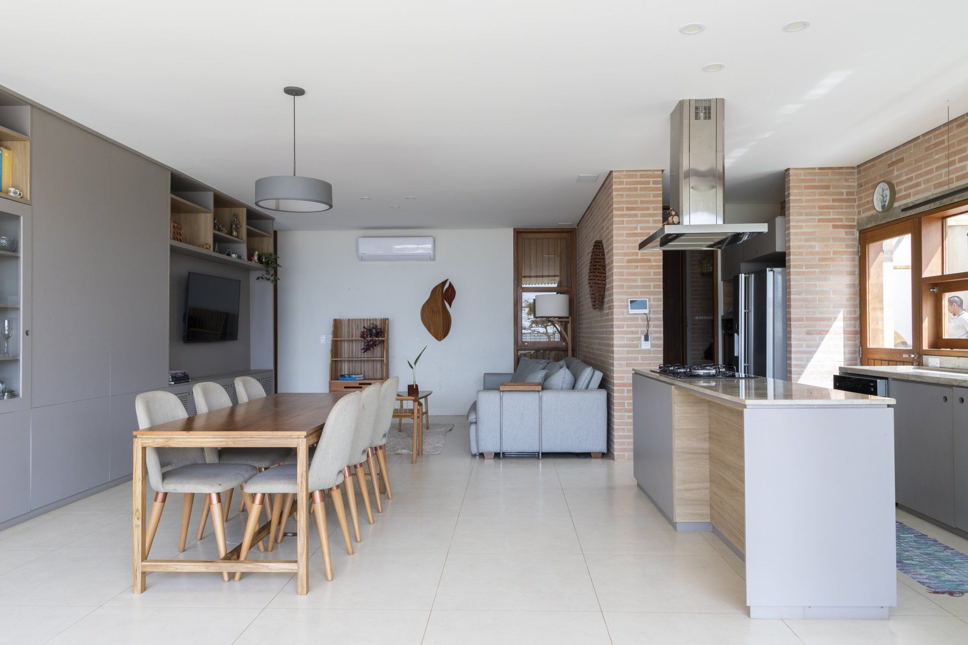 Há uma mesa de jantar e cadeiras no meio da sala.