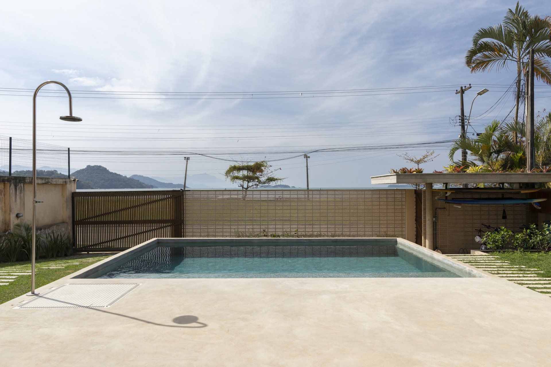 Há uma grande piscina no quintal de uma casa.