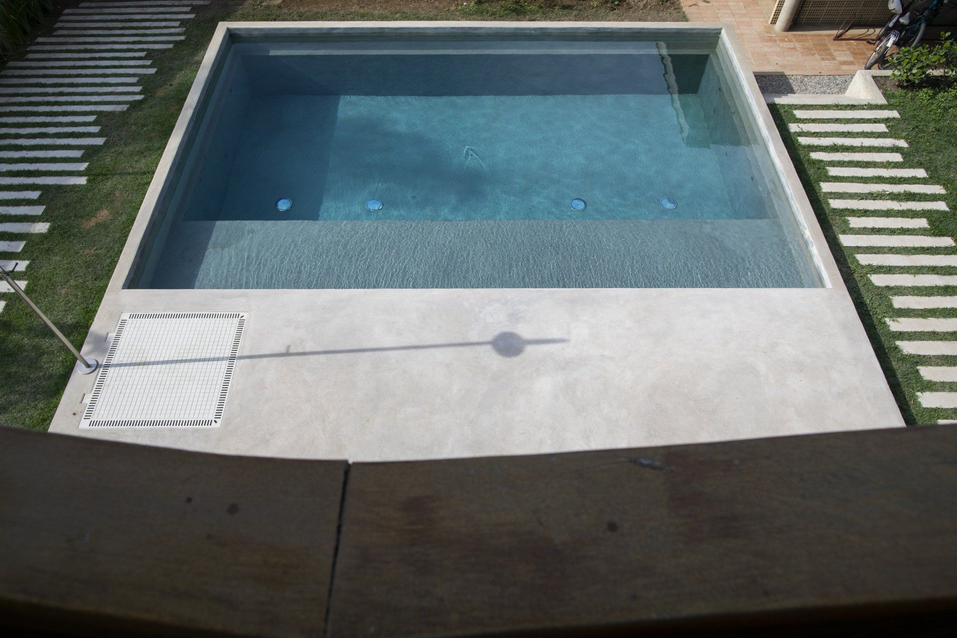 Uma vista aérea de uma piscina em um quintal