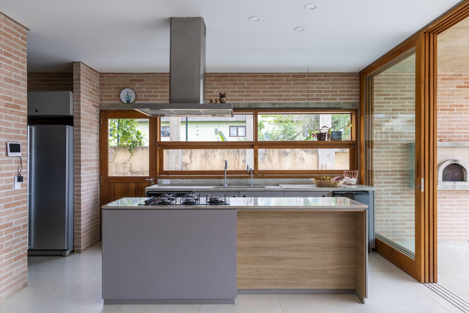 Uma cozinha com uma grande ilha e um fogão com forno.