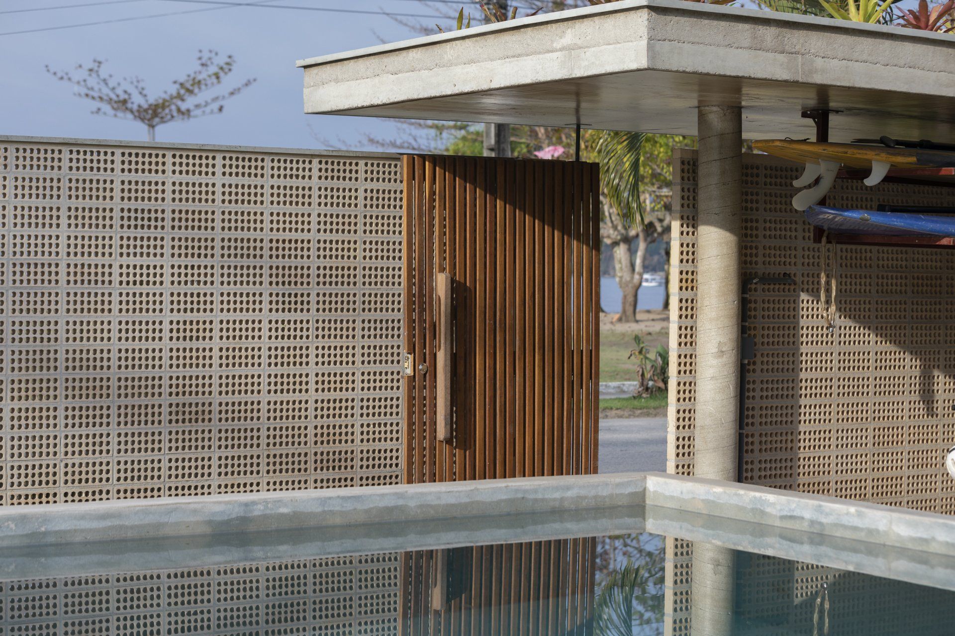 Uma piscina cercada por uma cerca de madeira