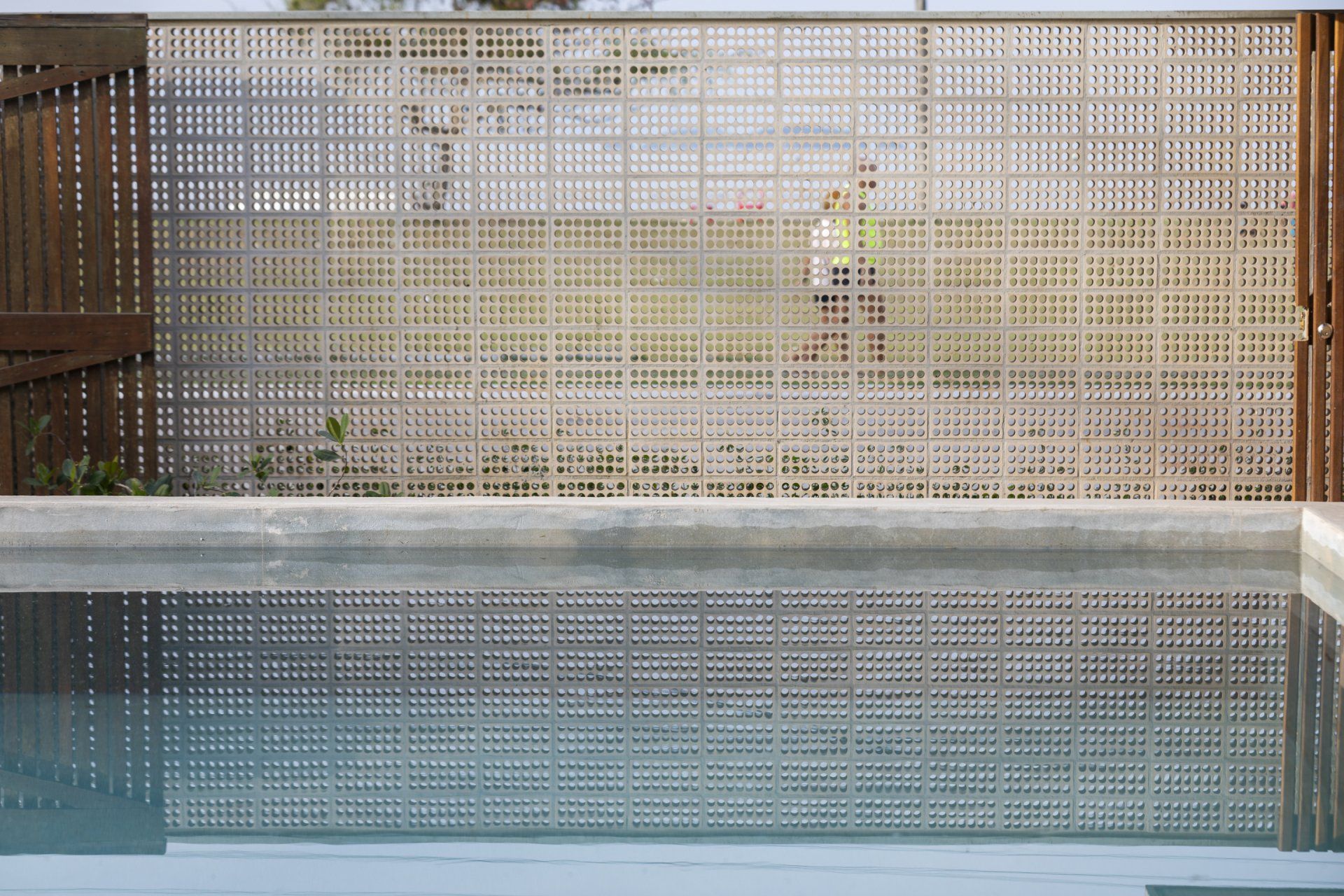 Uma piscina cercada por uma cerca de metal.