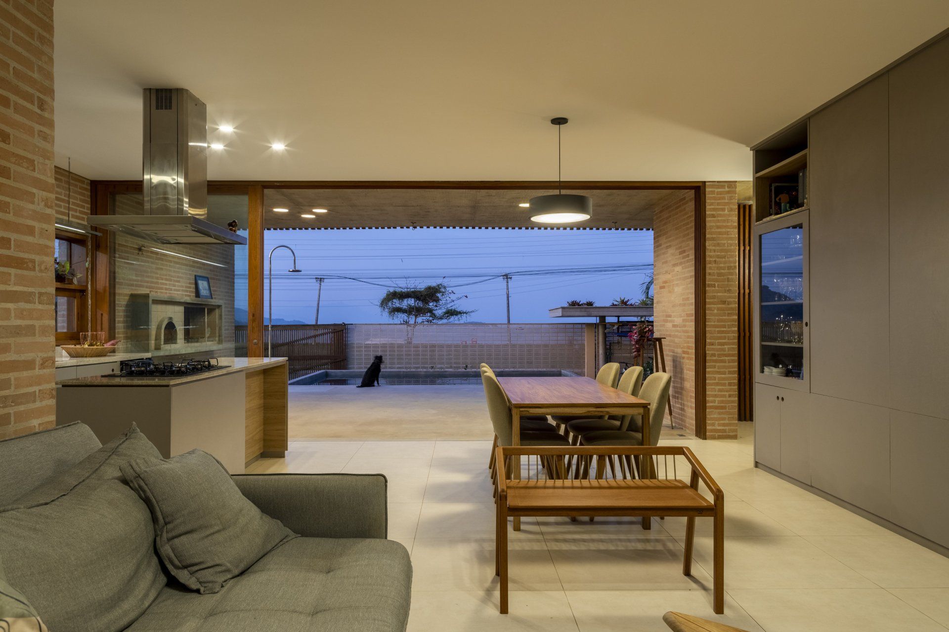 Uma sala de estar com sofá, mesa e cadeiras