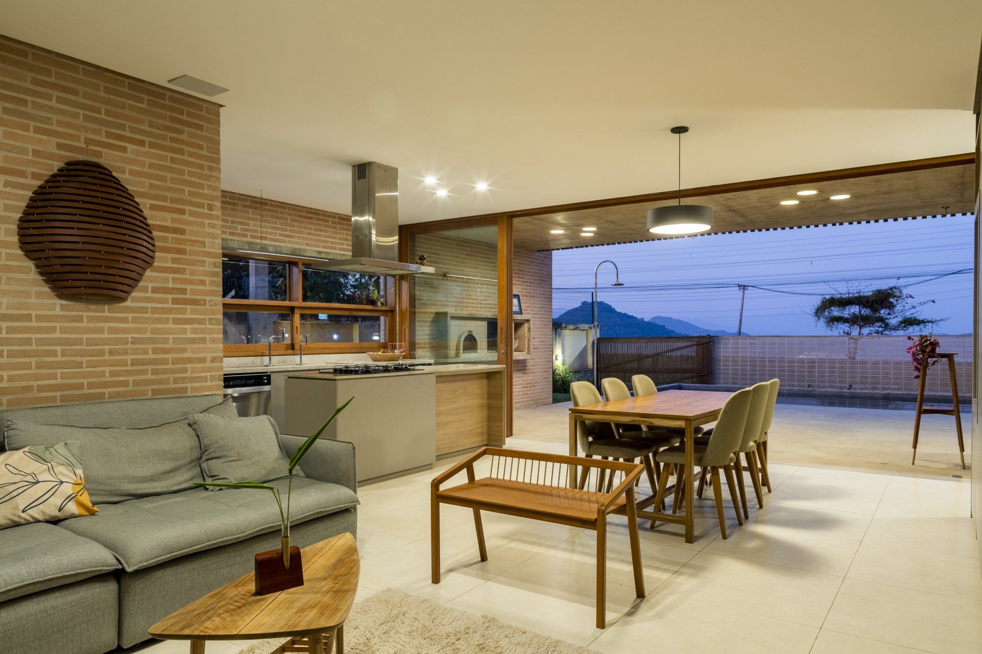 Uma sala de estar com sofá, mesa e cadeiras