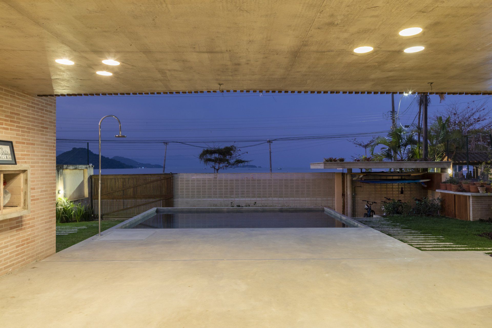 Há uma grande piscina no quintal de uma casa.