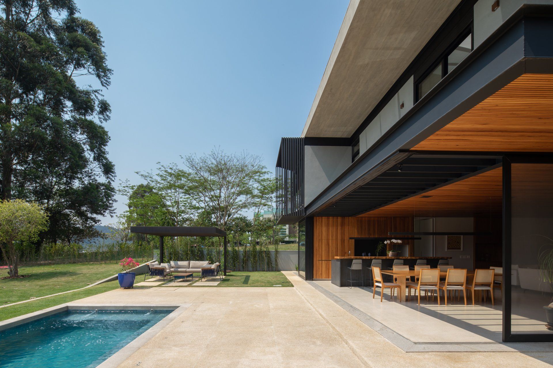 Uma casa grande com piscina no quintal