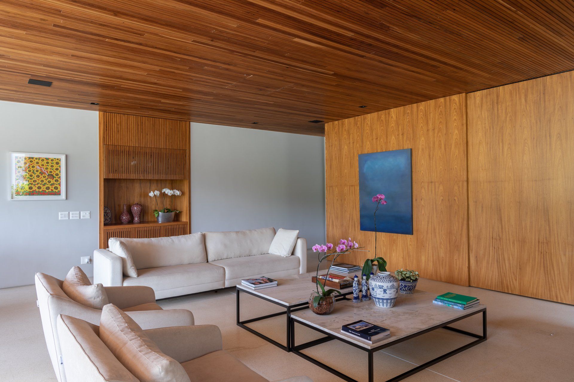 Uma sala de estar com sofá, cadeiras e mesa de centro.