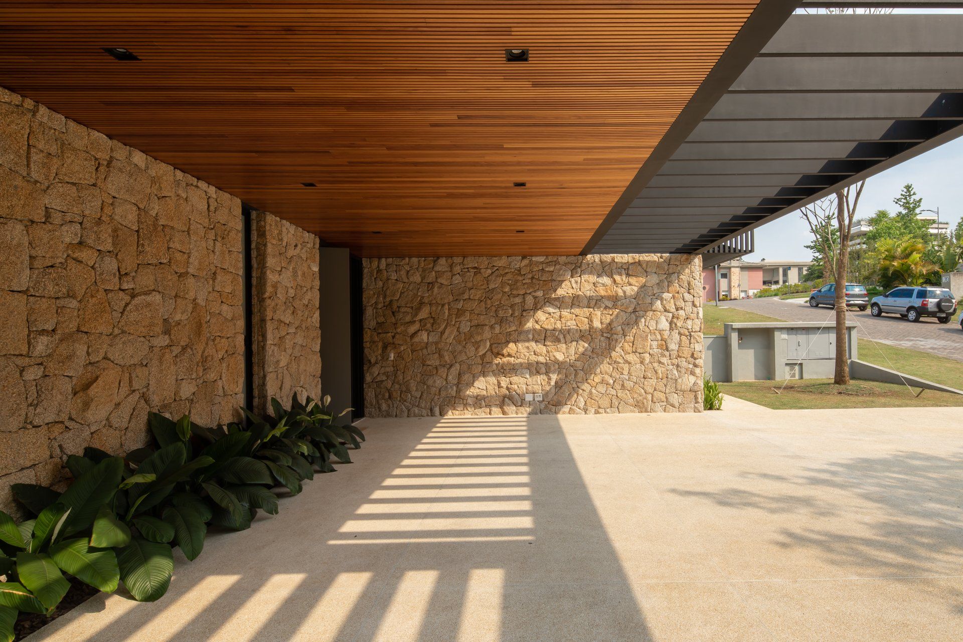 Uma casa com parede de pedra e teto de madeira.