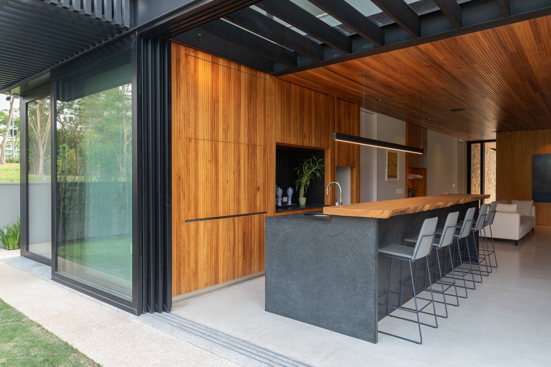 Uma cozinha com uma grande ilha no meio.