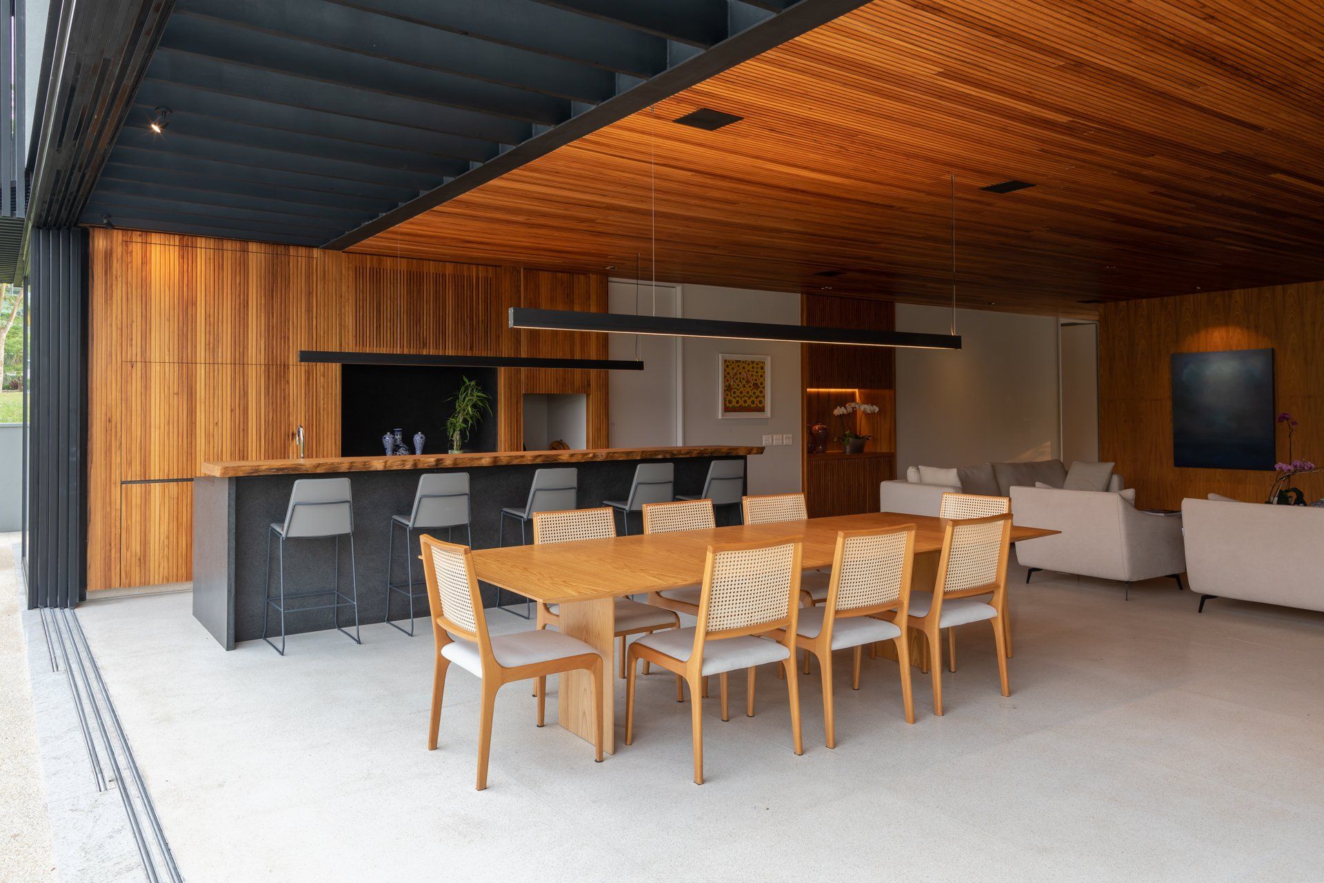 Há uma mesa de jantar e cadeiras no meio da sala.