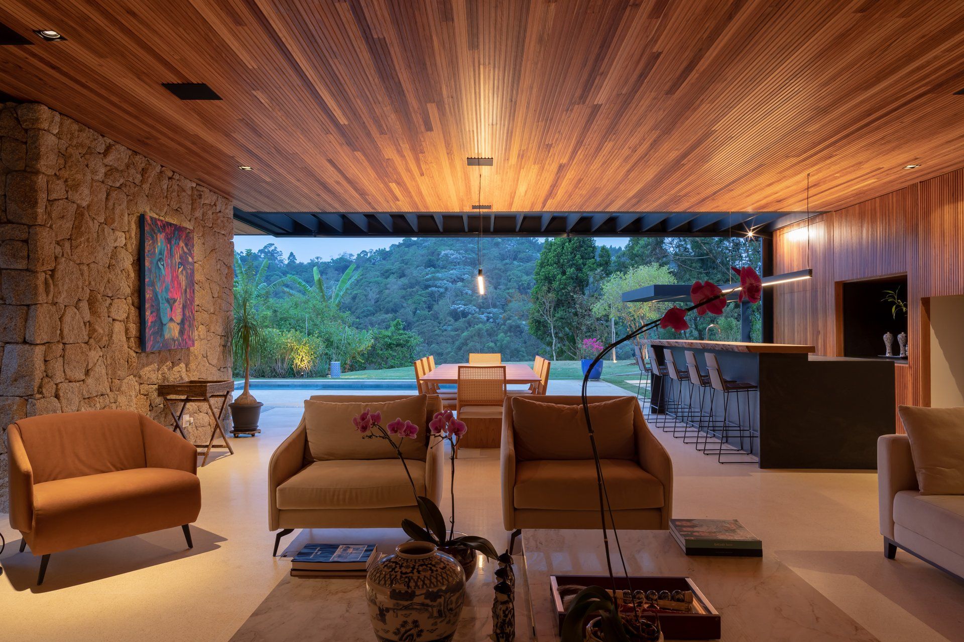 Uma sala repleta de móveis e teto de madeira.