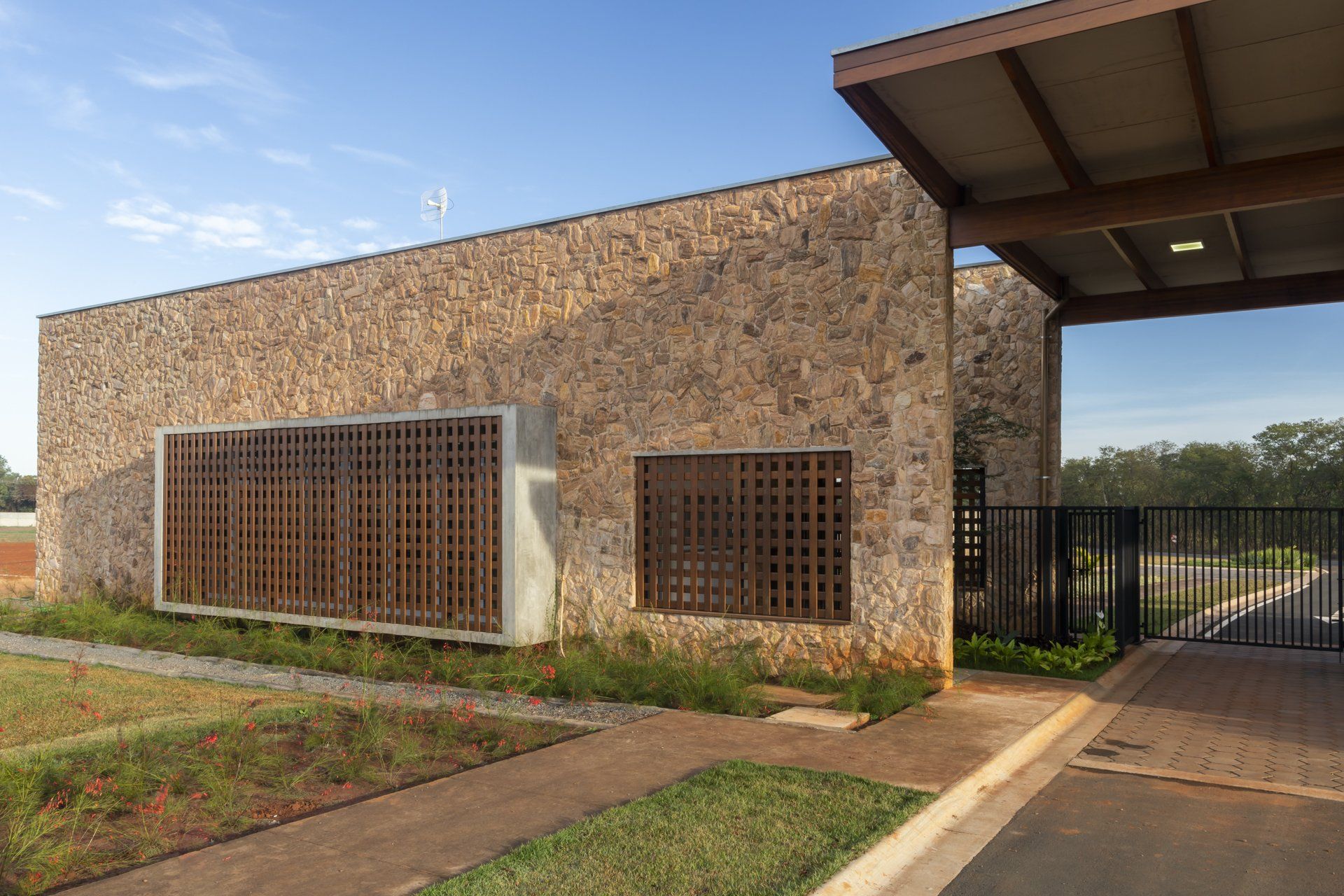 Um edifício de pedra com um portão e uma cerca na frente.