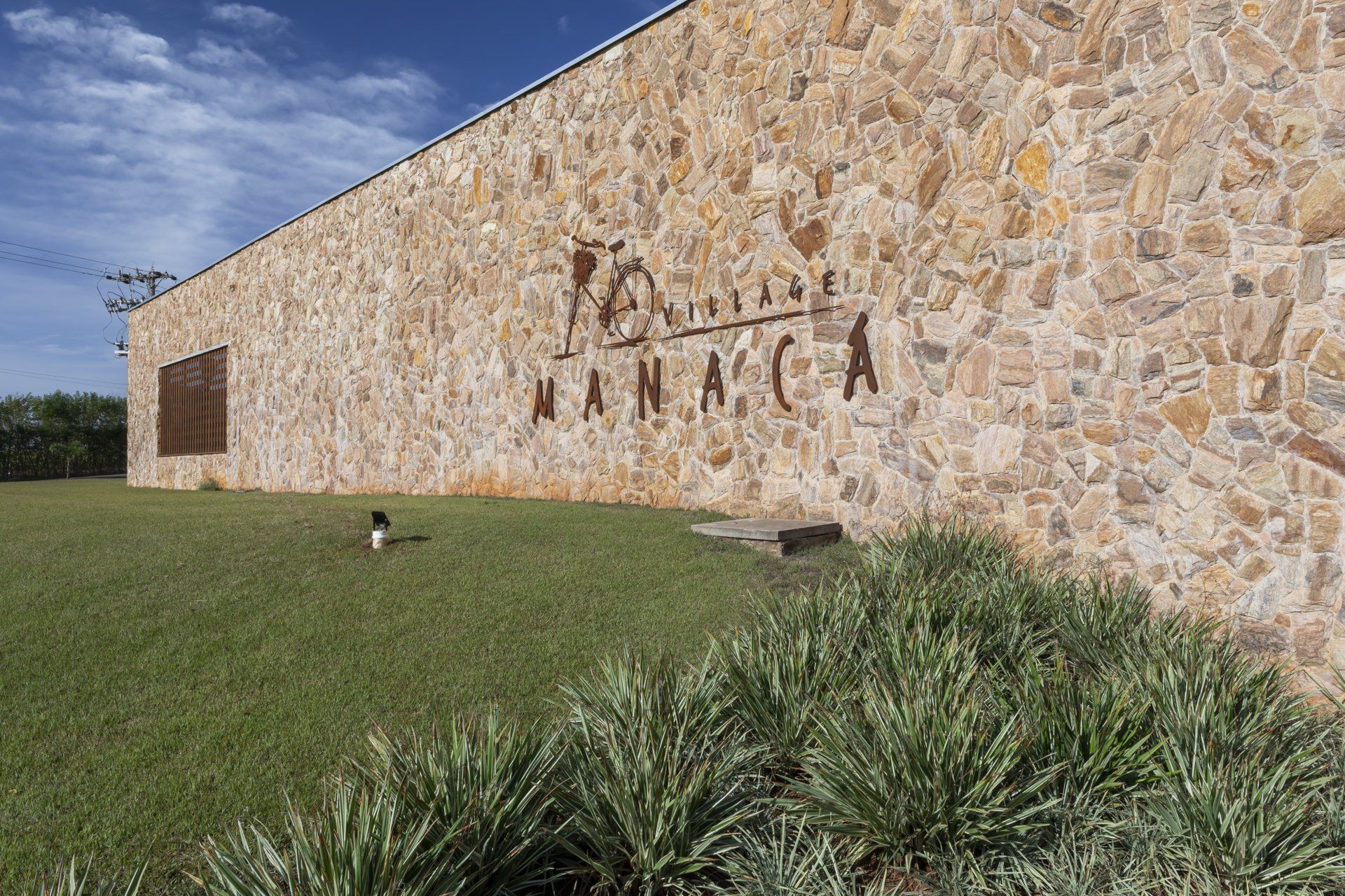 Um grande muro de pedra com a palavra nanaca escrita nele