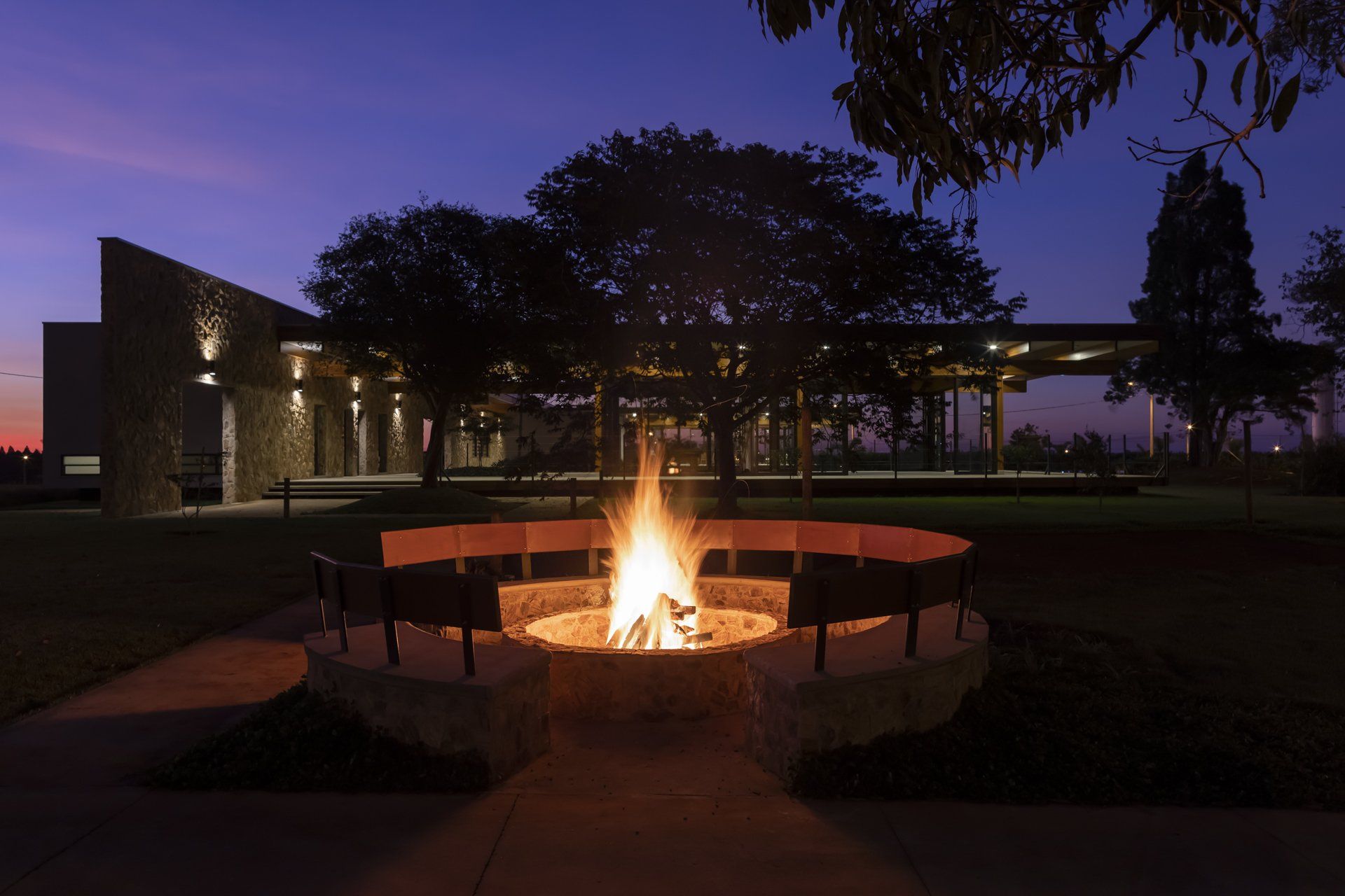 Uma fogueira é acesa à noite em frente a um prédio
