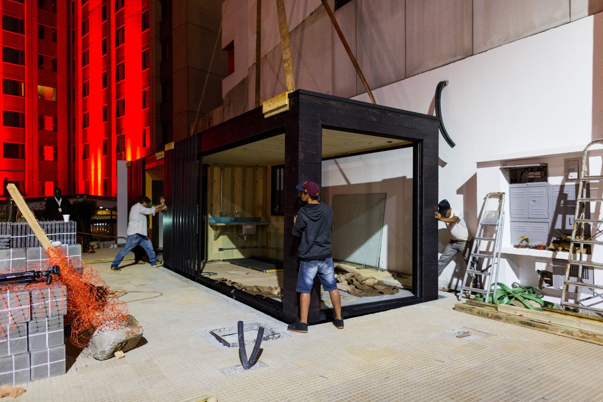 Um grupo de homens está trabalhando em um prédio à noite.