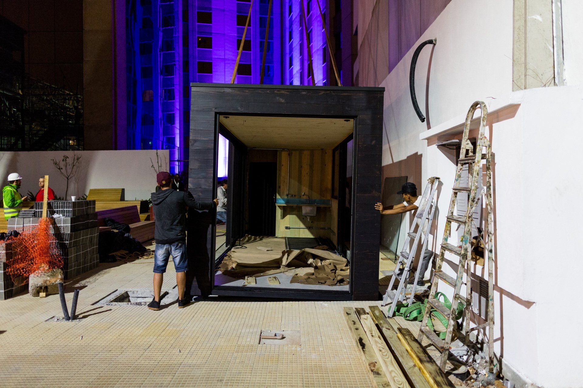 Um grupo de pessoas está trabalhando em um prédio à noite.