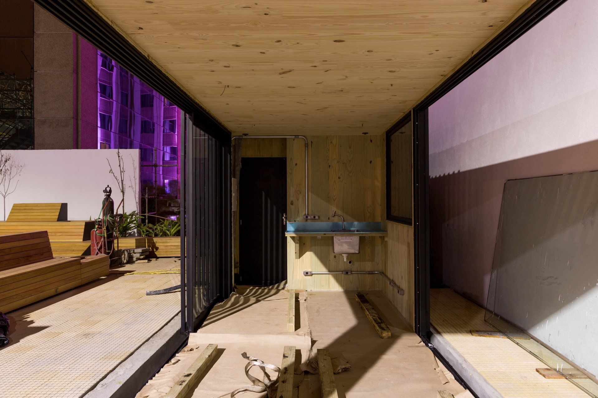 Um quarto com uma mesa e uma pia