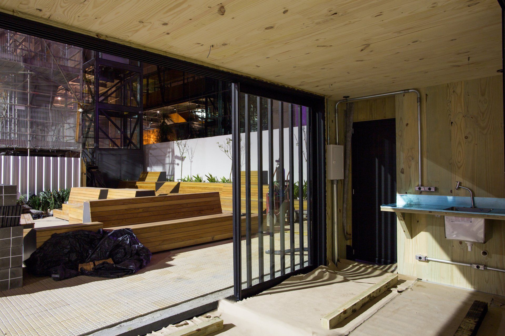 Um quarto com porta de vidro deslizante e pia.