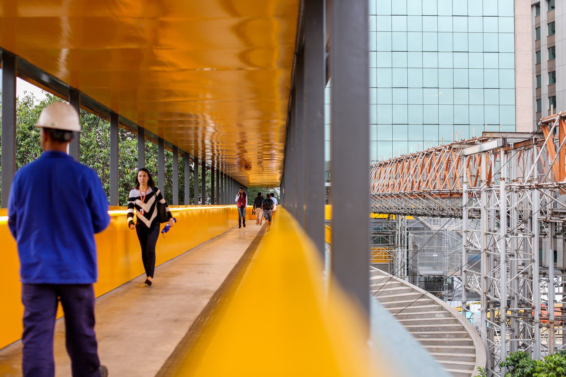 Um homem e uma mulher estão atravessando uma ponte.