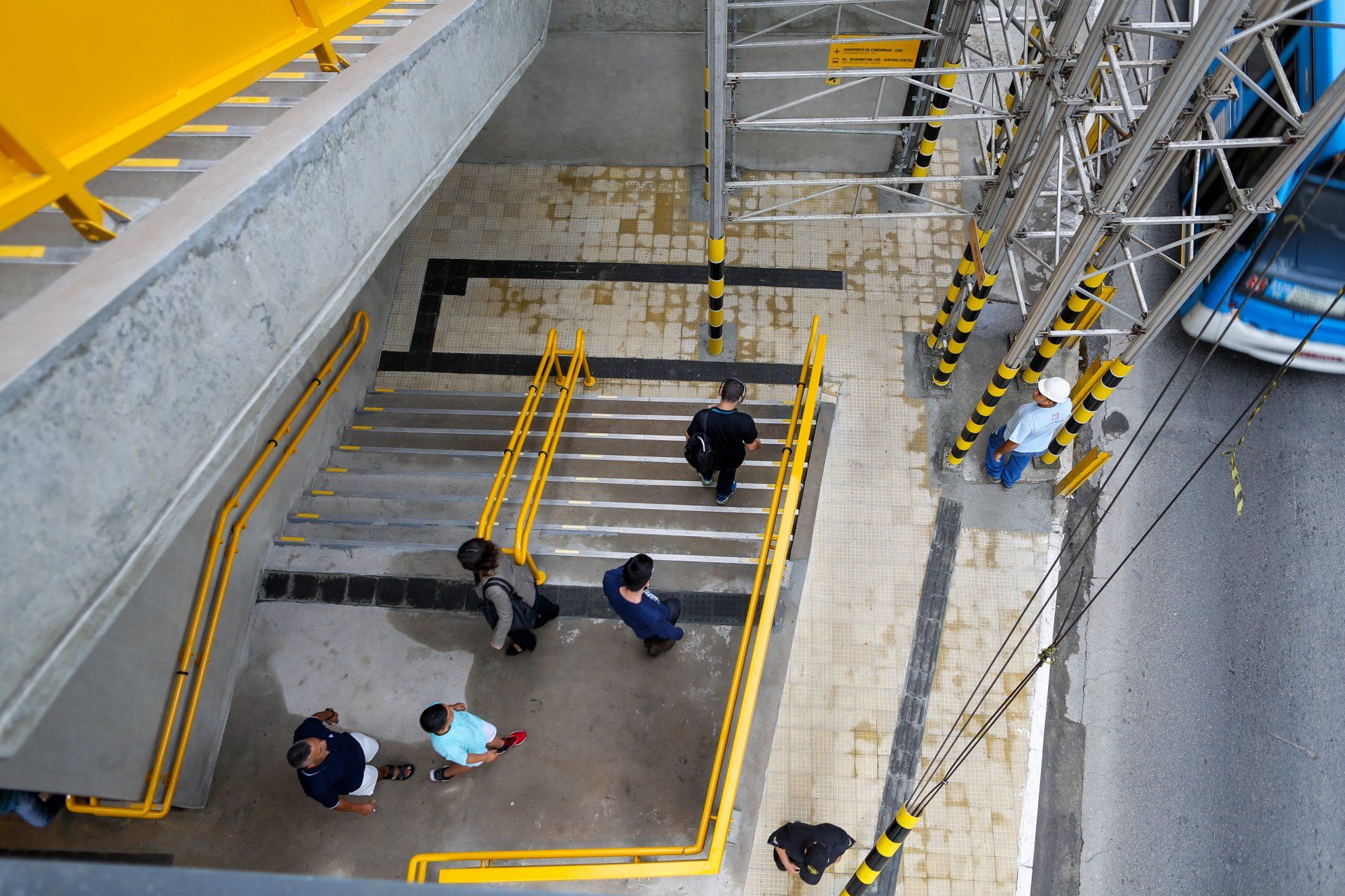 Uma vista aérea de pessoas descendo uma escada