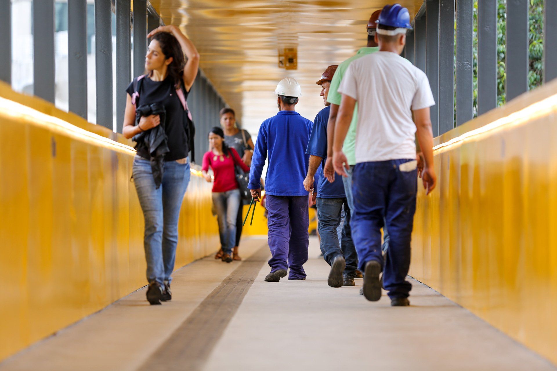 Um grupo de pessoas está atravessando uma ponte.