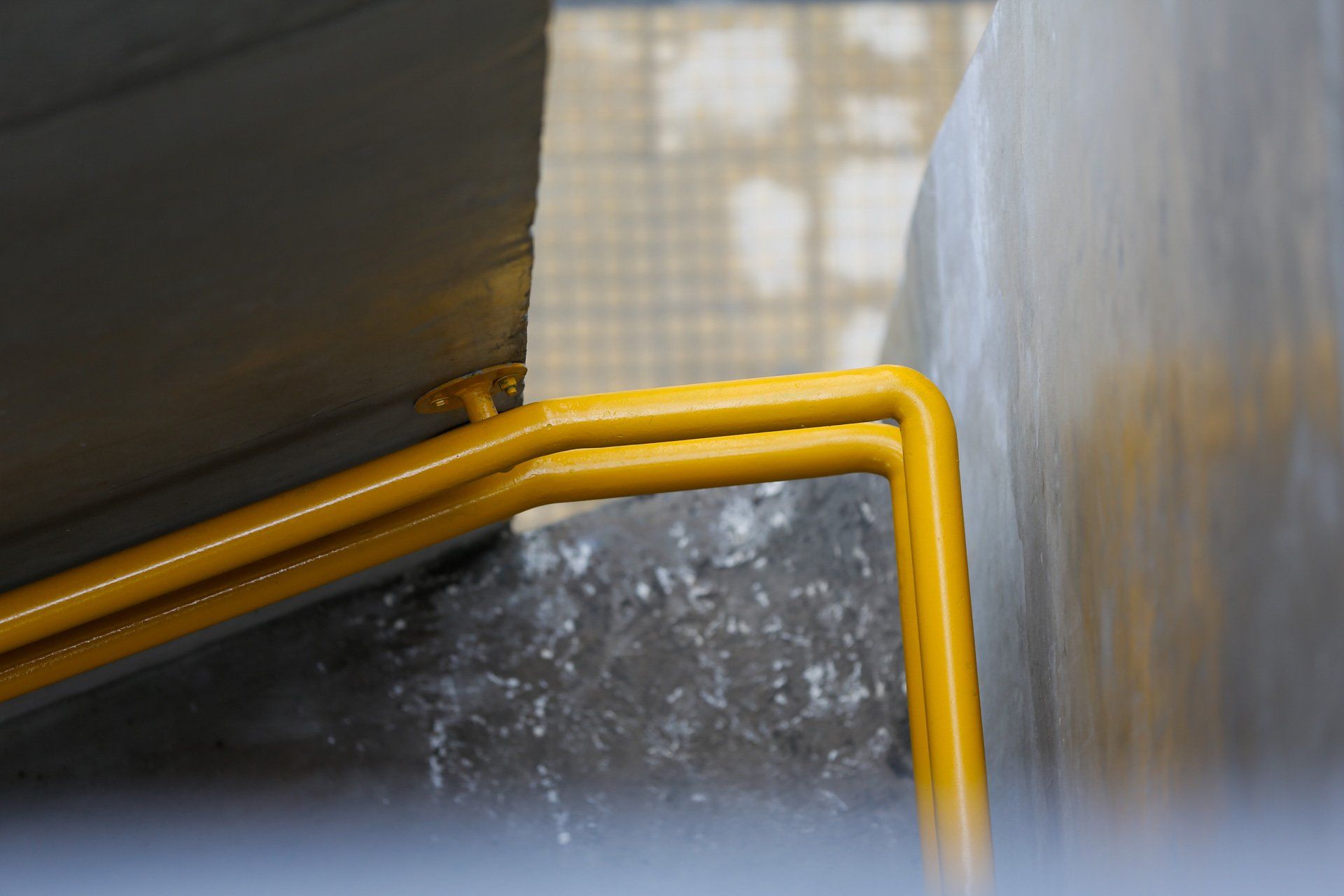 Um close de um cano amarelo com água saindo dele