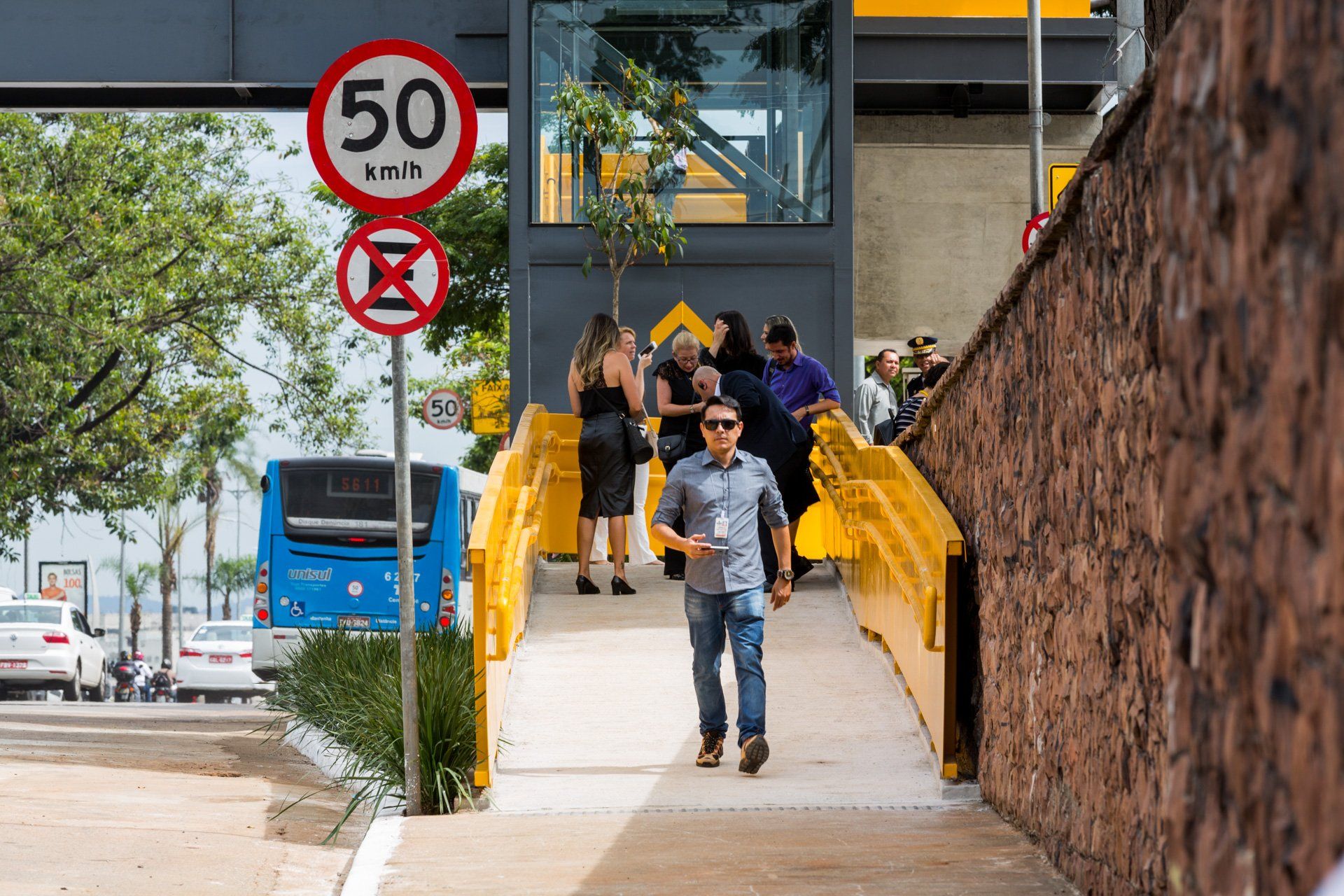 Um homem está descendo uma rampa sob uma ponte.