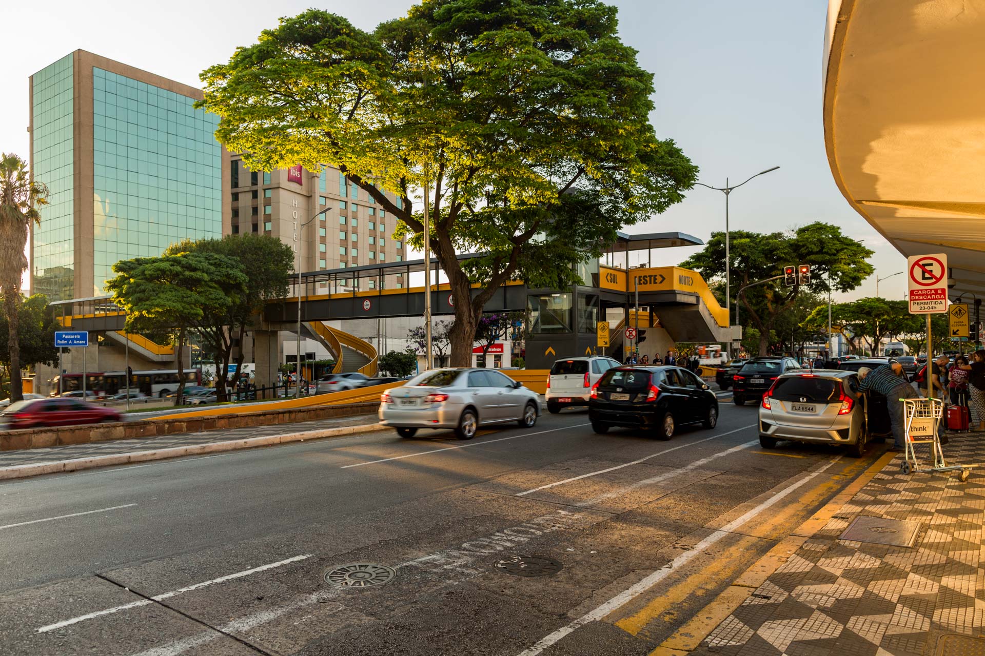 Uma rua movimentada da cidade com uma placa de proibido estacionar na beira da estrada