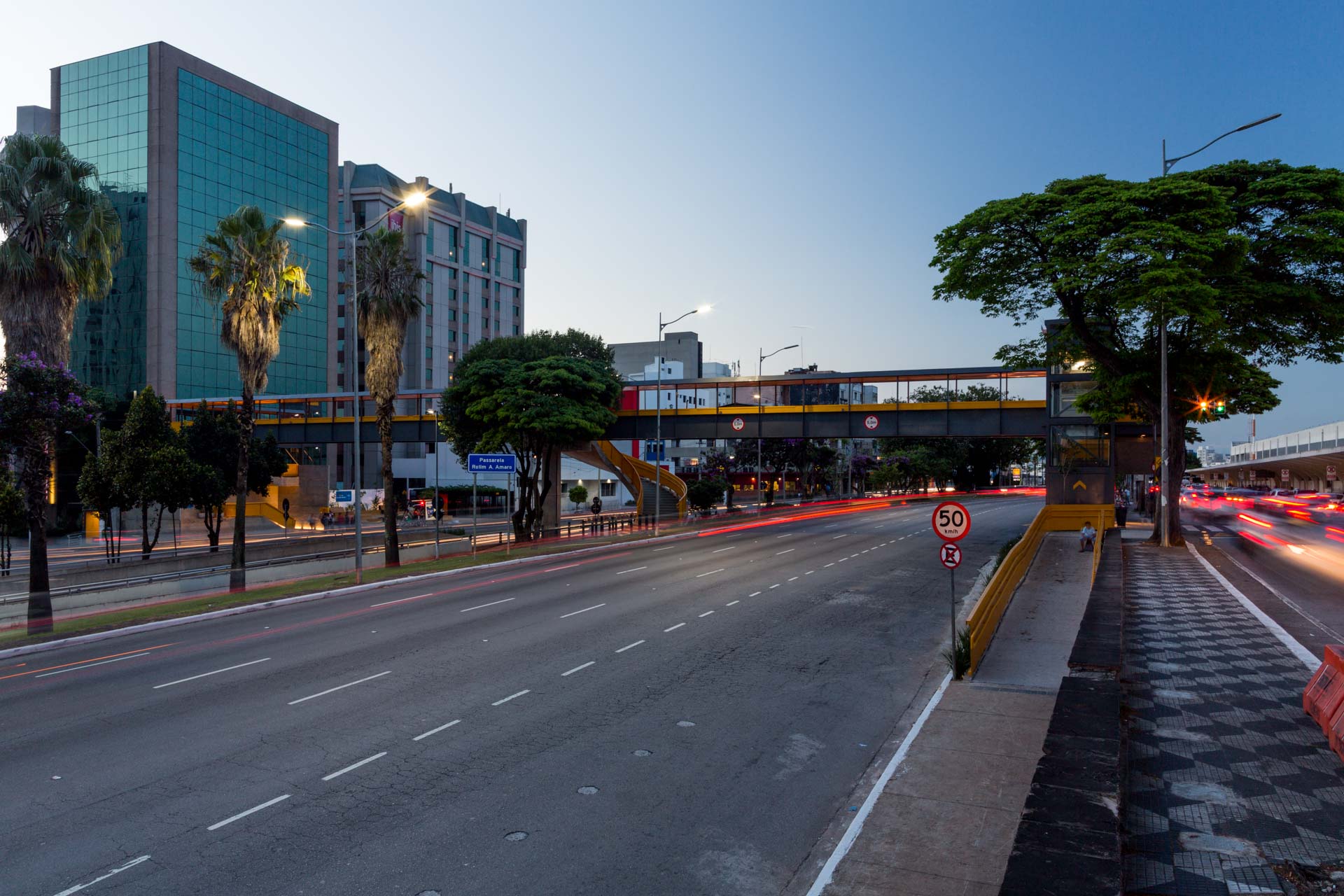 Uma placa de proibido estacionar está na beira da estrada