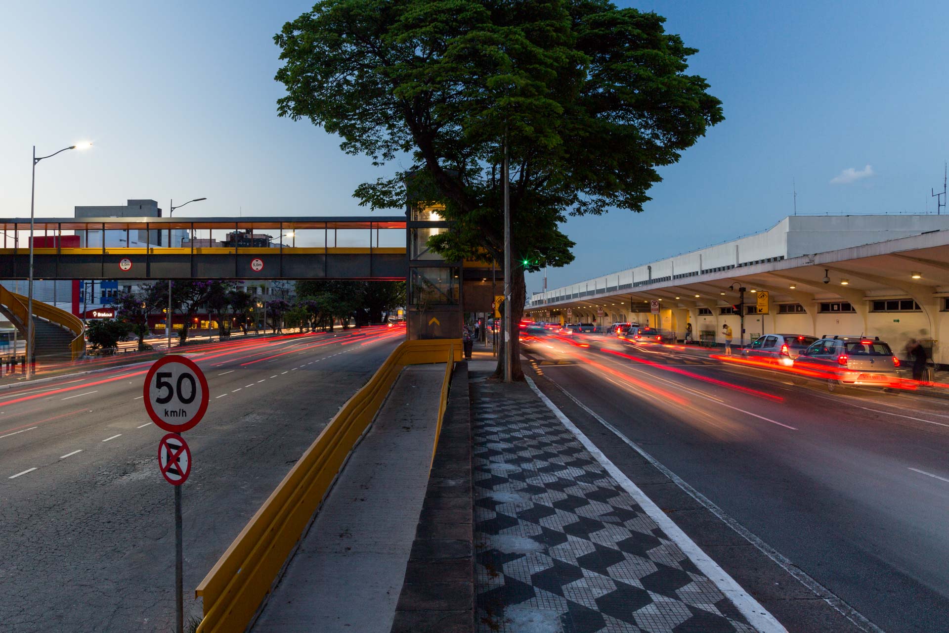 Uma rua com uma placa que diz 50 km/h