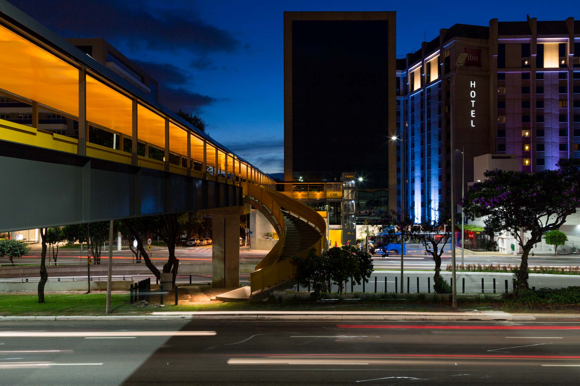 Um prédio com a palavra hotel fica iluminado à noite