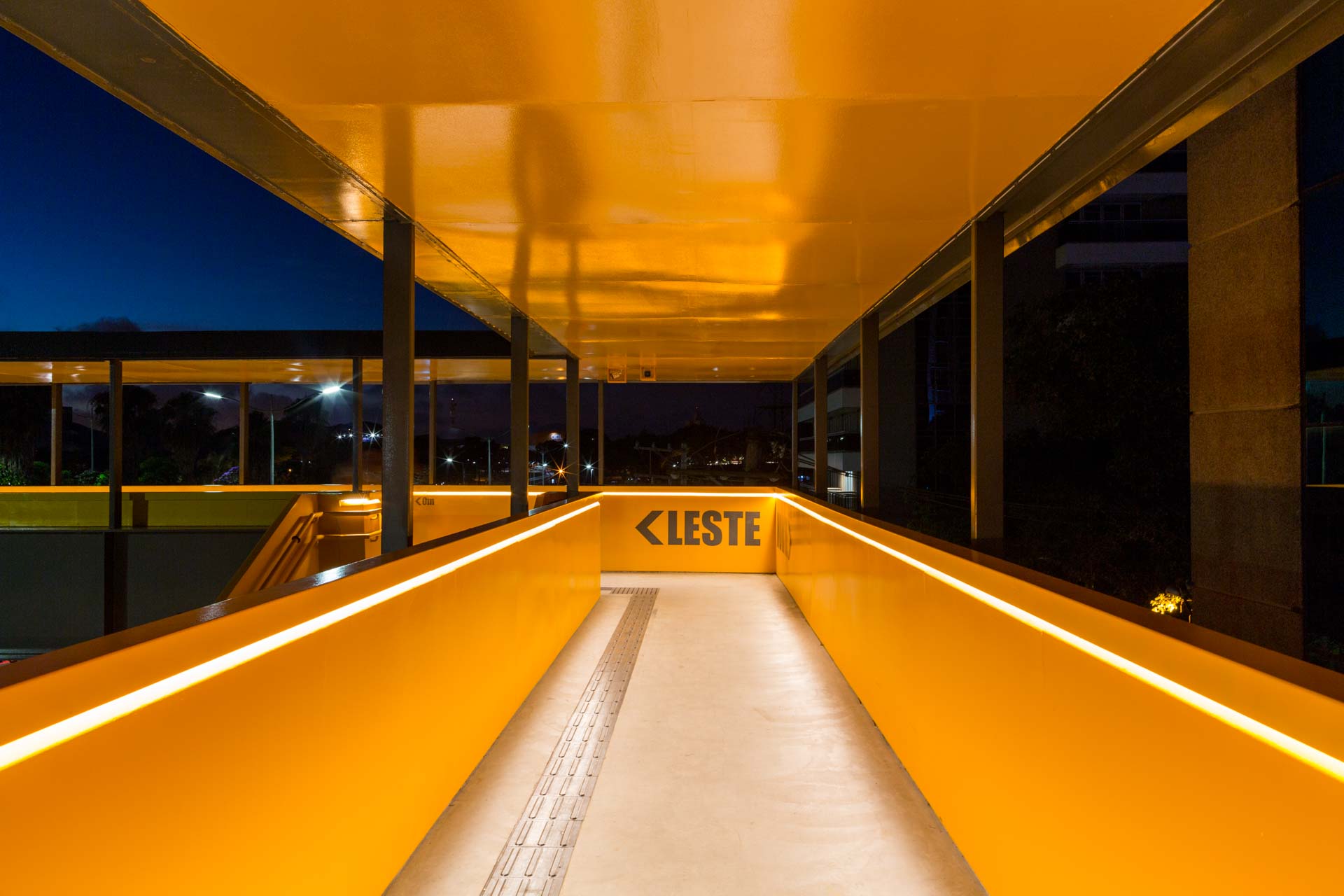 Uma passarela amarela com a palavra leste nela