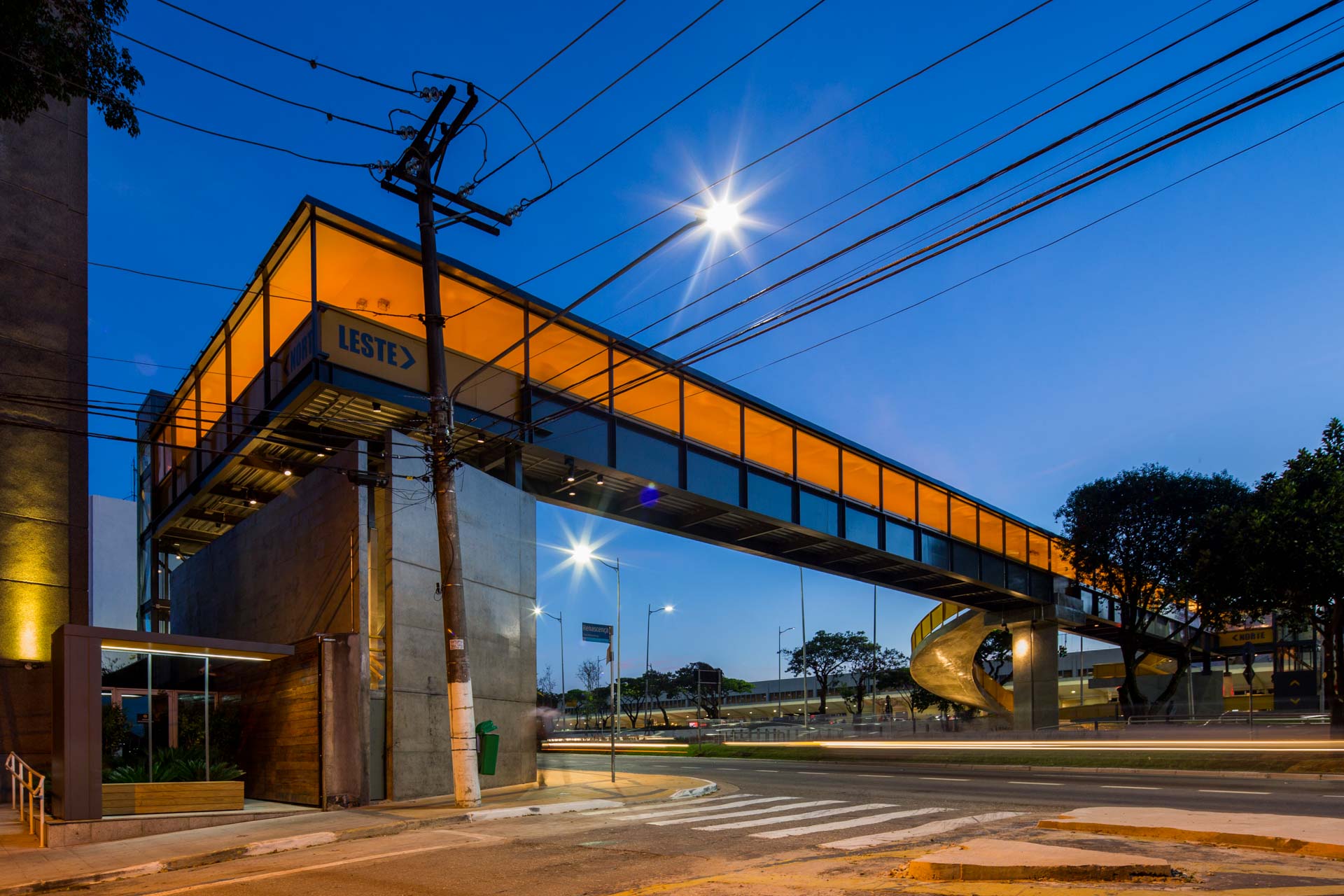 Uma ponte sobre uma rua de uma cidade à noite.