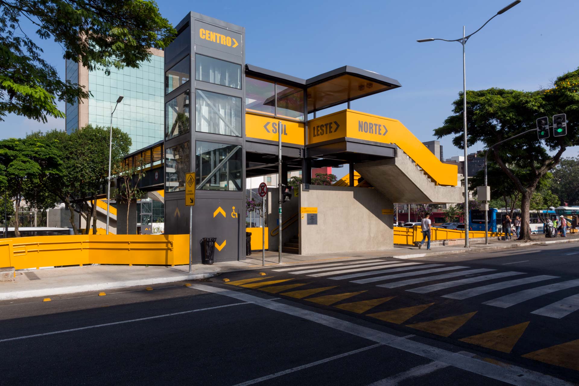 Um prédio amarelo e preto com escadas que levam até ele