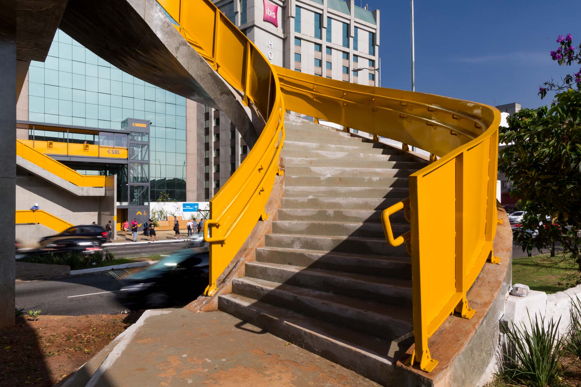 Uma escada amarela com a letra c no corrimão