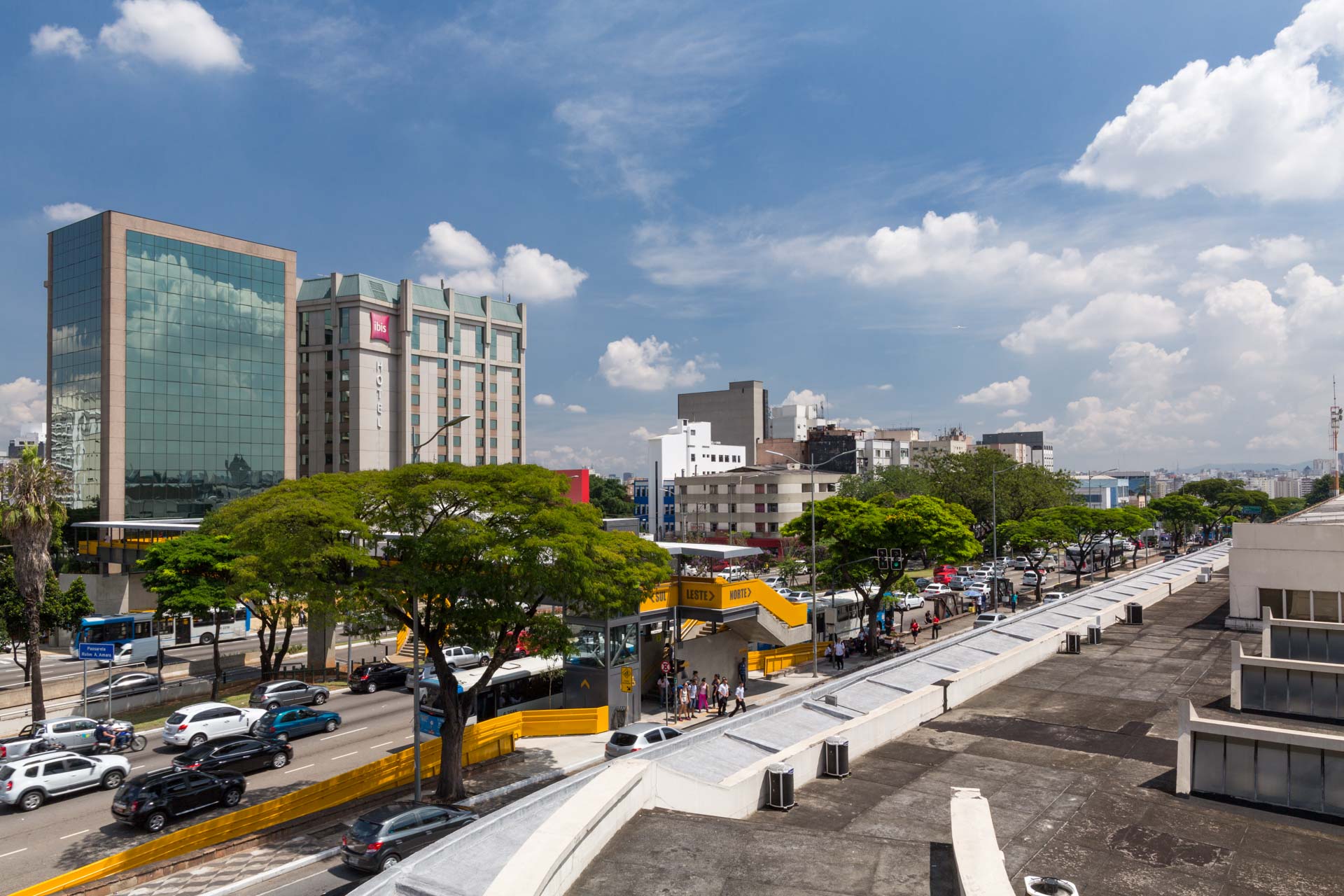 Uma vista aérea de uma cidade com muitos edifícios e árvores