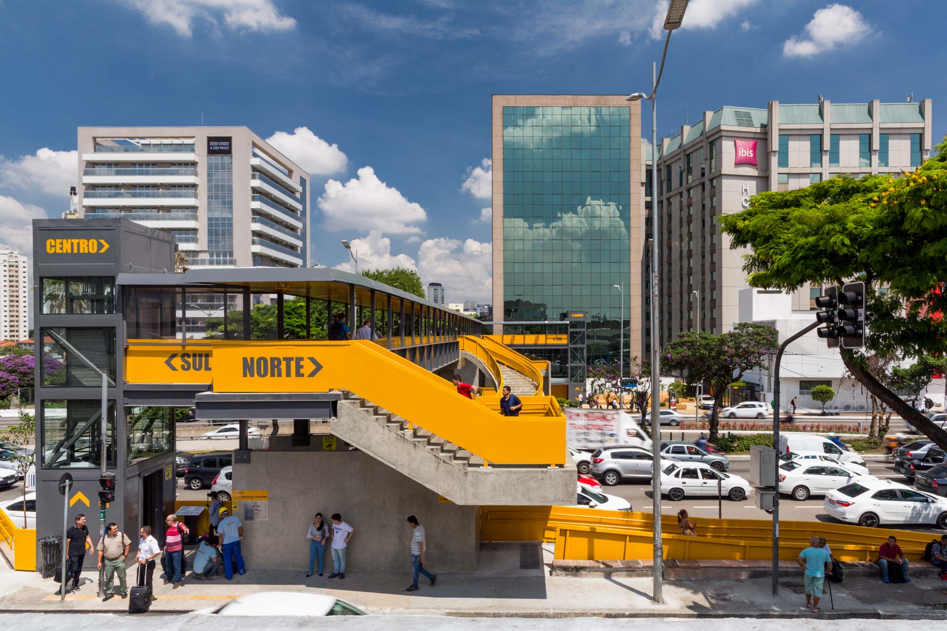 Uma escada amarela que leva a um prédio com a palavra morte