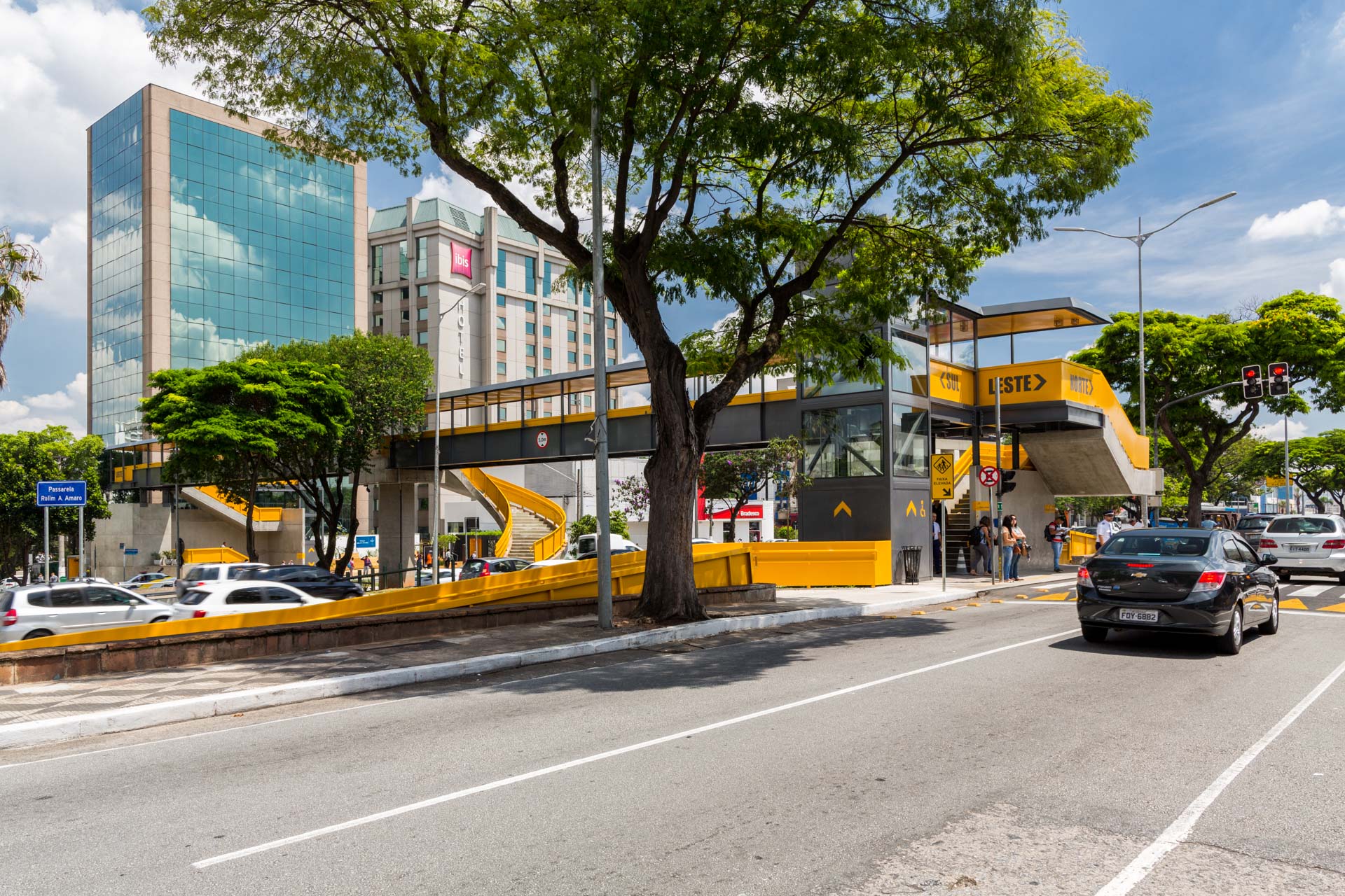 Um carro está passando por uma rua em frente a um prédio.